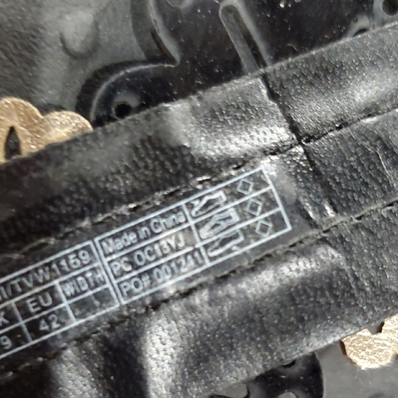 Vionic Black Julie Sandals with Floral T-Strap Design - Picture 7 of 8